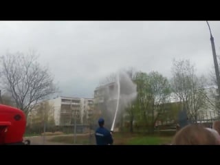 Обрызгал детей на демонстрации гидранта