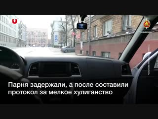 Парень ударил скульптуру городового пришлось извиняться