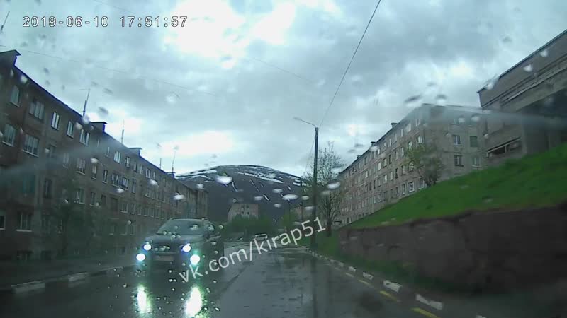 Бабушка приняла душ на улице в кировске