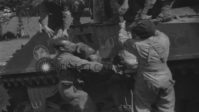 Извлечение тел погибших танкистов из подбитого танка шерман