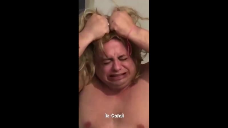 Приклеили спящему парик