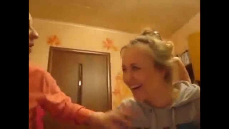 Маленькая истеричка хочет петь