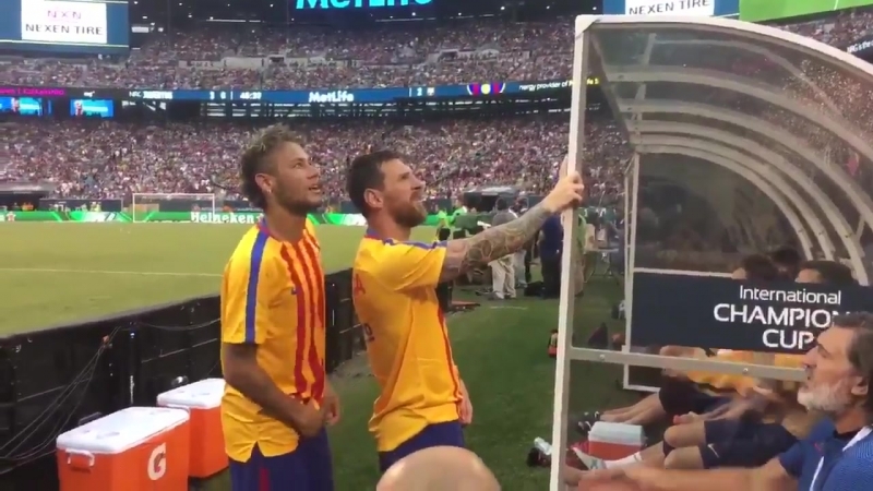 Месси и неймар общаются с болельщиками (неймар, лионель месси, лео месси, барселона, футбол, фанаты)