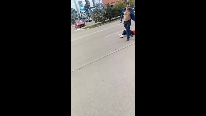 Пьяный сначала лез к девушкам, потом выхватил тц пионер, барнаул