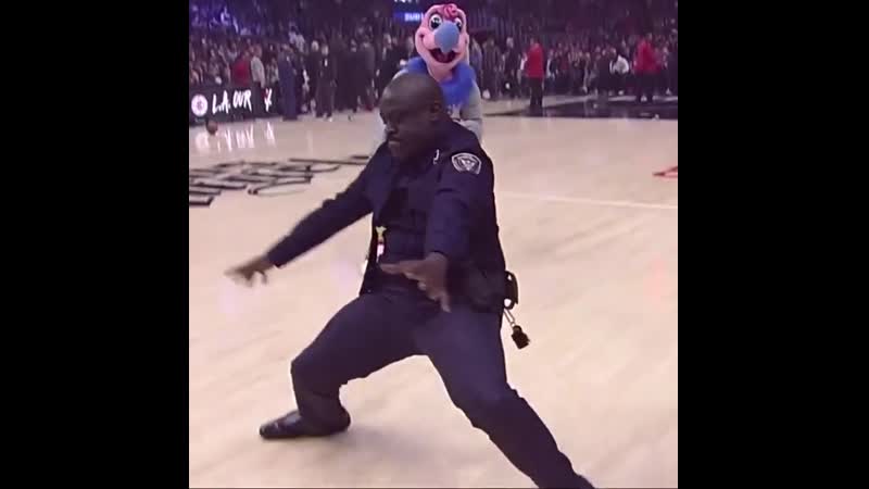Афроамериканский эцилопп на площадке nba лос анджелес сша