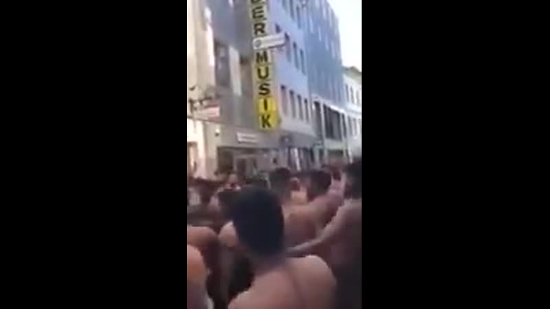 Немка рыдает,глядя на то,что творят мигранты в германии