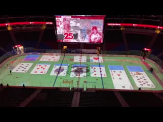 Работник арены «колорадо» развлекается