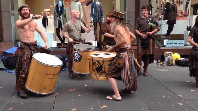Шотландские барабанщики и волынщики