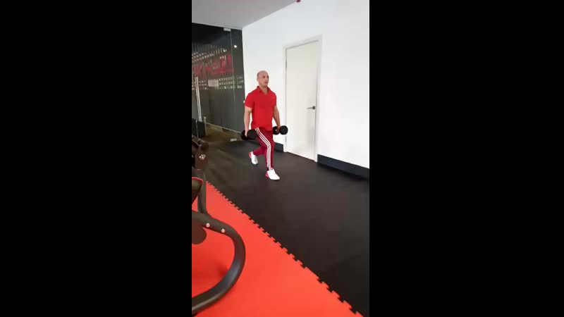 Выпады с гантелями
