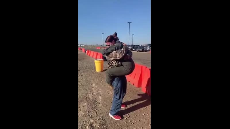 Отец приехал к дочери на военную службу