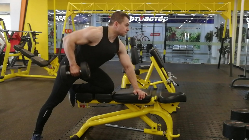 Тяга гантели одной рукой в наклоне