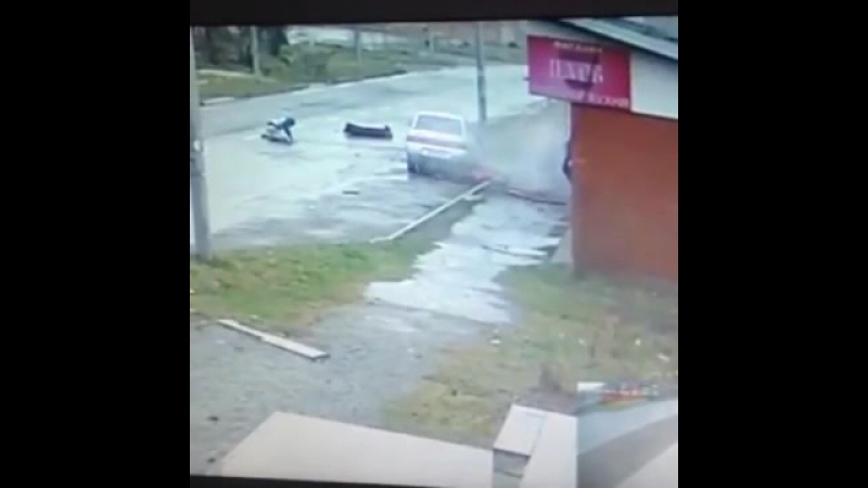 Водитель и пассажир выжили после встречи со столбом