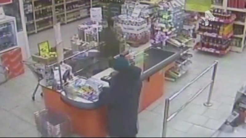 На кузбассе неуклюжий воришка пытался унести сразу 20 бутылок водки (видео)