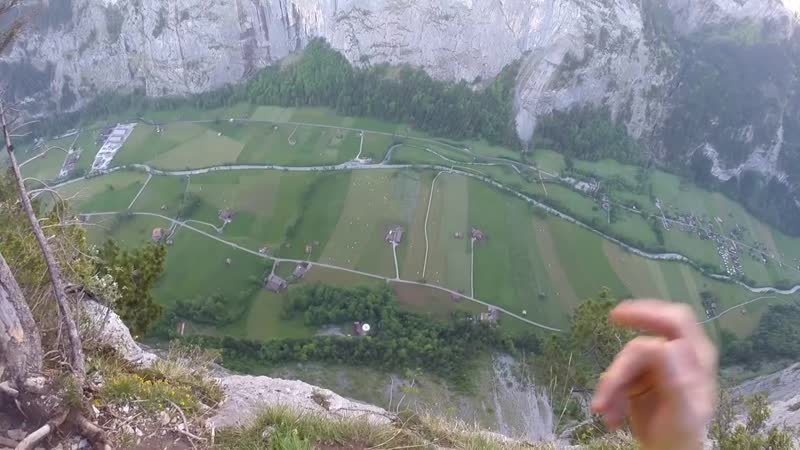 Бейсджампер, запутались стропы парашута