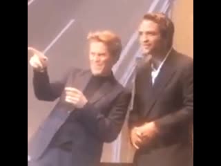 Rob need willem to tell him and point out that claire is in da house robertpattinson willemdafoe