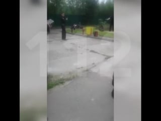 В тынде полицейским пришлось применить оружие, чтобы обезвредить озверевшего алкаша с двумя мачете до приезда наряда мужик кида