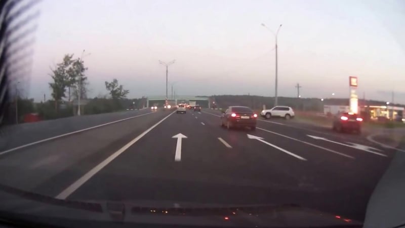 Почти завалили мачту освещения