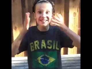 Millie falando em português