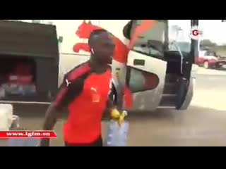 Sadio mane helps offload items from team bus