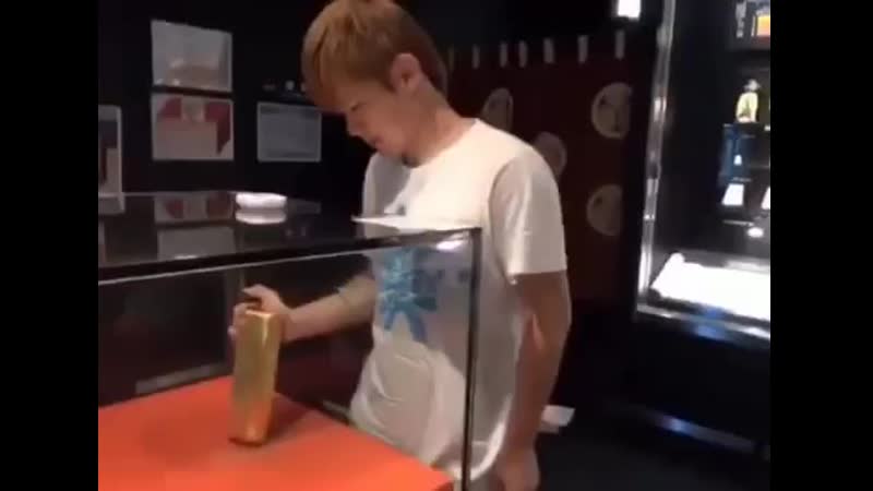 Сумел вынуть и забрал слиток золота себе