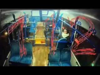 Мужчина при входе в автобус напоролся ногой на штырь в полу и молодые на месте от потери крови