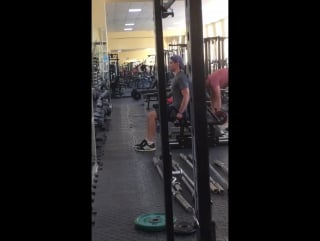 Денчик делает плечи