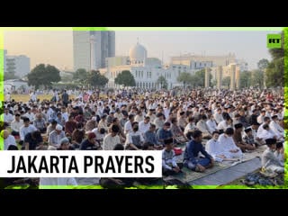 Thousands in jakarta celebrate eid al fitr with prayers