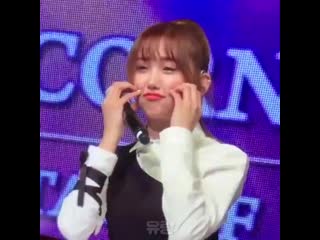 Малышка трогает свои щечки