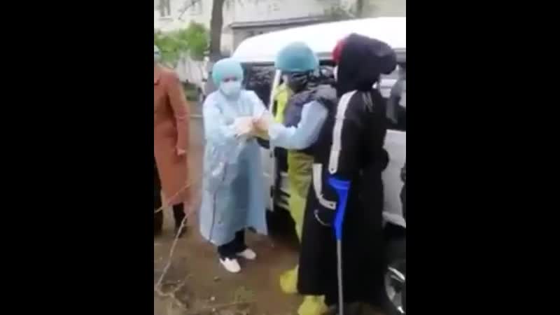 Как врачи в казахстане сами себе изготавливают защитные костюмы