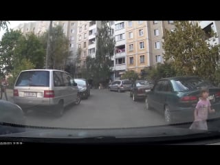 Девочка выбежала на дворовой проезд