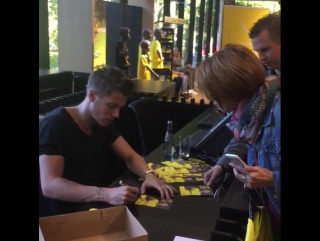 Autogrammstunde mit erik #durm in der #bvb fanwelt