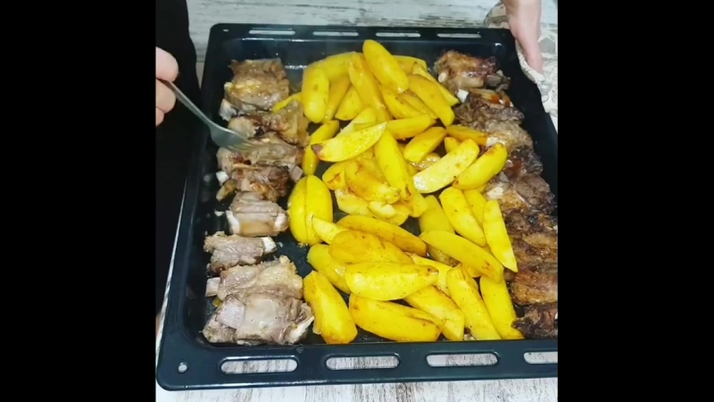 Рёбрышки с картошкой❗❗❗ сочнее не бывает😋 🔴рёбрышки (любые😘) 🔴соль 🔴перец 🔴чеснок измельчённый 🔴и внимание❗соус терияки😍