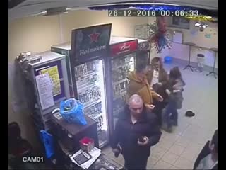 Девушка нокаутирует алкаша