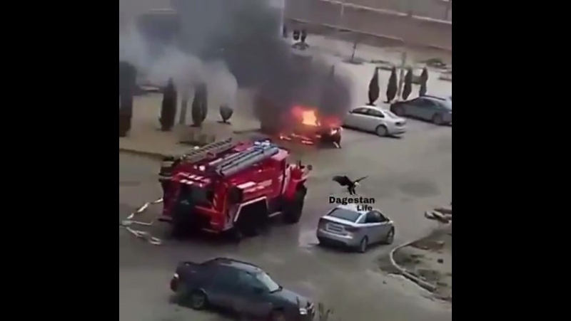Каспийск на халилова, загорелась машина и взорвалось гбо