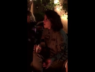 Nina dobrev com amigos em uma festa do pijama na casa de lauren paul em comemoração ao aniversário da amiga