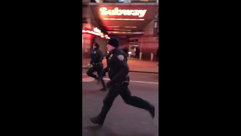 В нью йорке полицейские бегом пустились в погоню