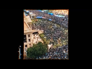 Protestors breaking into sri lankan president gotabaya rajapaksa's residence