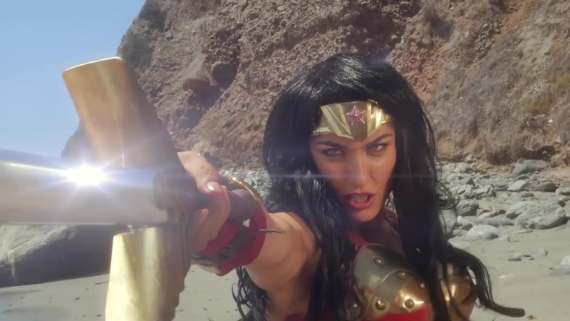 Чудо женщина против росомахи