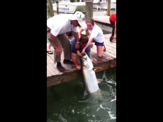 Огромная рыба хватает человека за руку супер рыбалка жесть, прикол, юмор, игры, не порно не секс голые ржака смотреть до конца