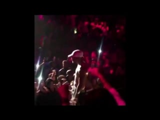 Крис исполняет «bitch better have my money» в ночном клубе «cubic»