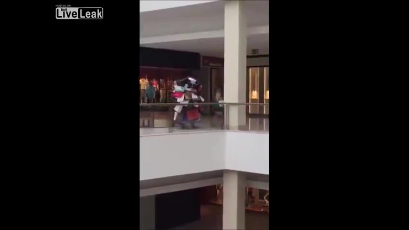 Вонючий подкаблучник олень лижет пятки своей жене