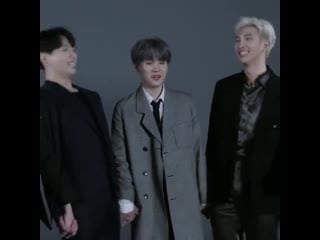 Yoongi finally achieved his goal, he got to hold two hands at the same time (1)