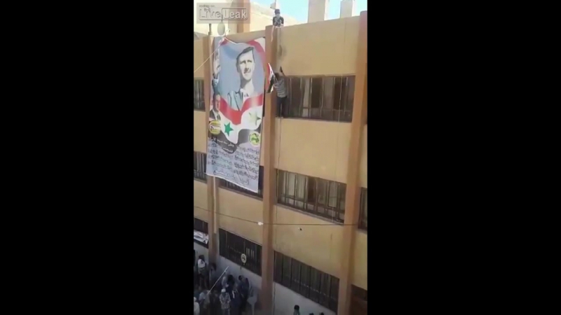 Поднятие сирийского флага (жесть)