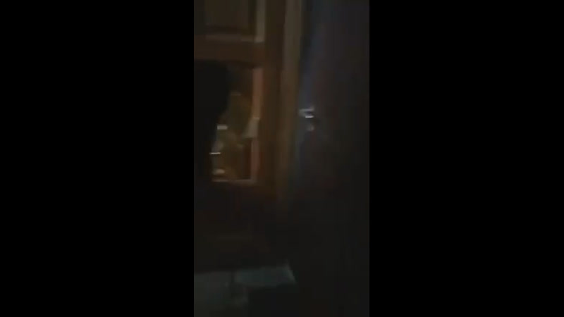 Больной мужик бил молотком свою жену по голове и если бы не полицейские и неравнодушные соседи, то был бы труп