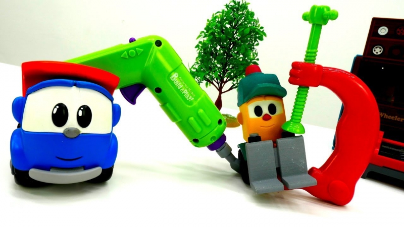 Грузовичок лева и молодые видео с машинками! #машинки на секс площадке! лева чинит ⚒️ грузика!