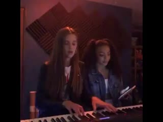 Any gabrielly & savannah clarke singing coldplay 'clocks' (new member from austrália,now united) mp4