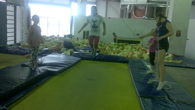 Прыгаем через скакалку на батуте надя