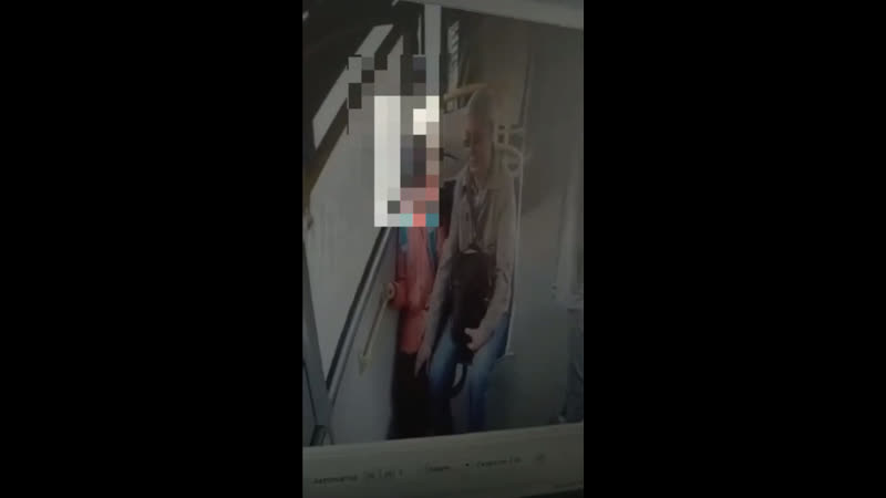 Гладит девочку по коленке