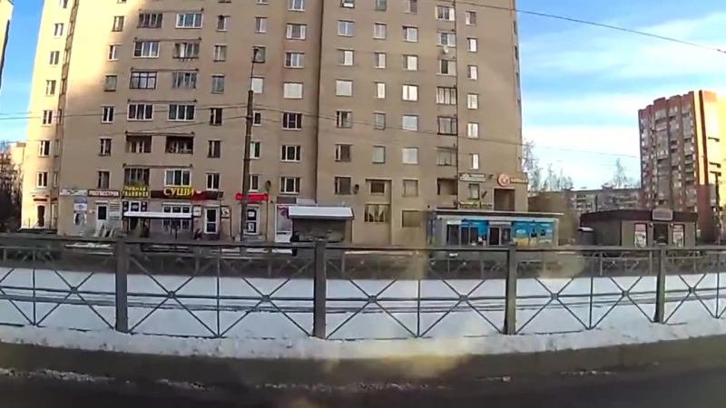 Женщина перепутала тормоз