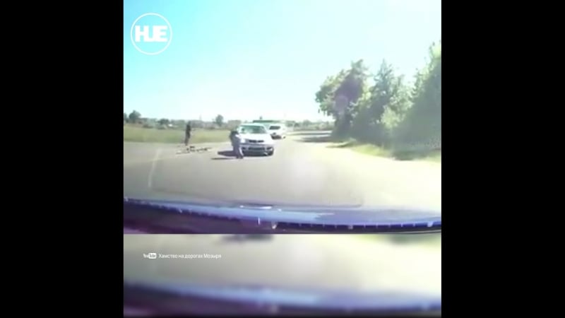 В мозыре школьники на велосипеде влетели в капот volkswagen